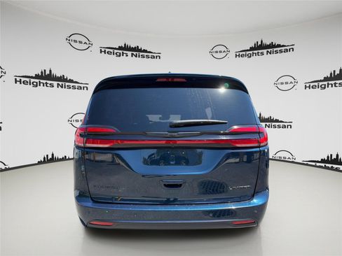 Used 2025 Chrysler Pacifica Limited FWD image 4
