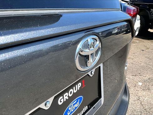 Used 2019 Toyota RAV4 XLE Premium FWD image 31