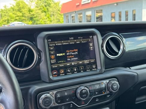 Used 2023 Jeep Wrangler Unlimited Sahara AWD/4WD image 26