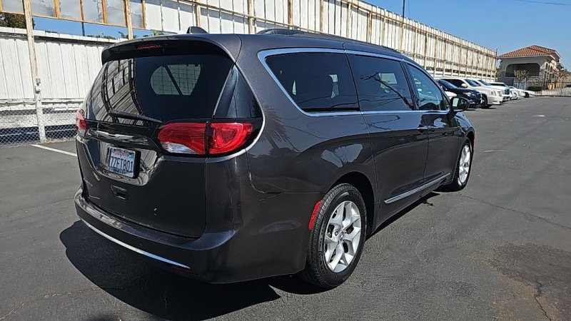 Used 2017 Chrysler Pacifica Touring-L w/ Tire & Wheel Group FWD image 6