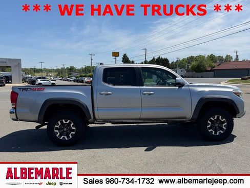 Used 2017 Toyota Tacoma TRD Off-Road w/ Tow Package (A/T) AWD/4WD image 2