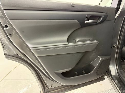Used 2023 Toyota Highlander XLE image 27