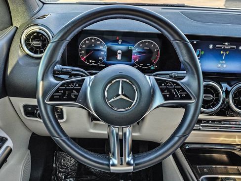 Used 2025 Mercedes-Benz GLA 250 4MATIC image 27