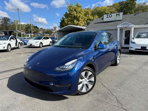 Used 2024 Tesla Model Y Long Range AWD/4WD image 2