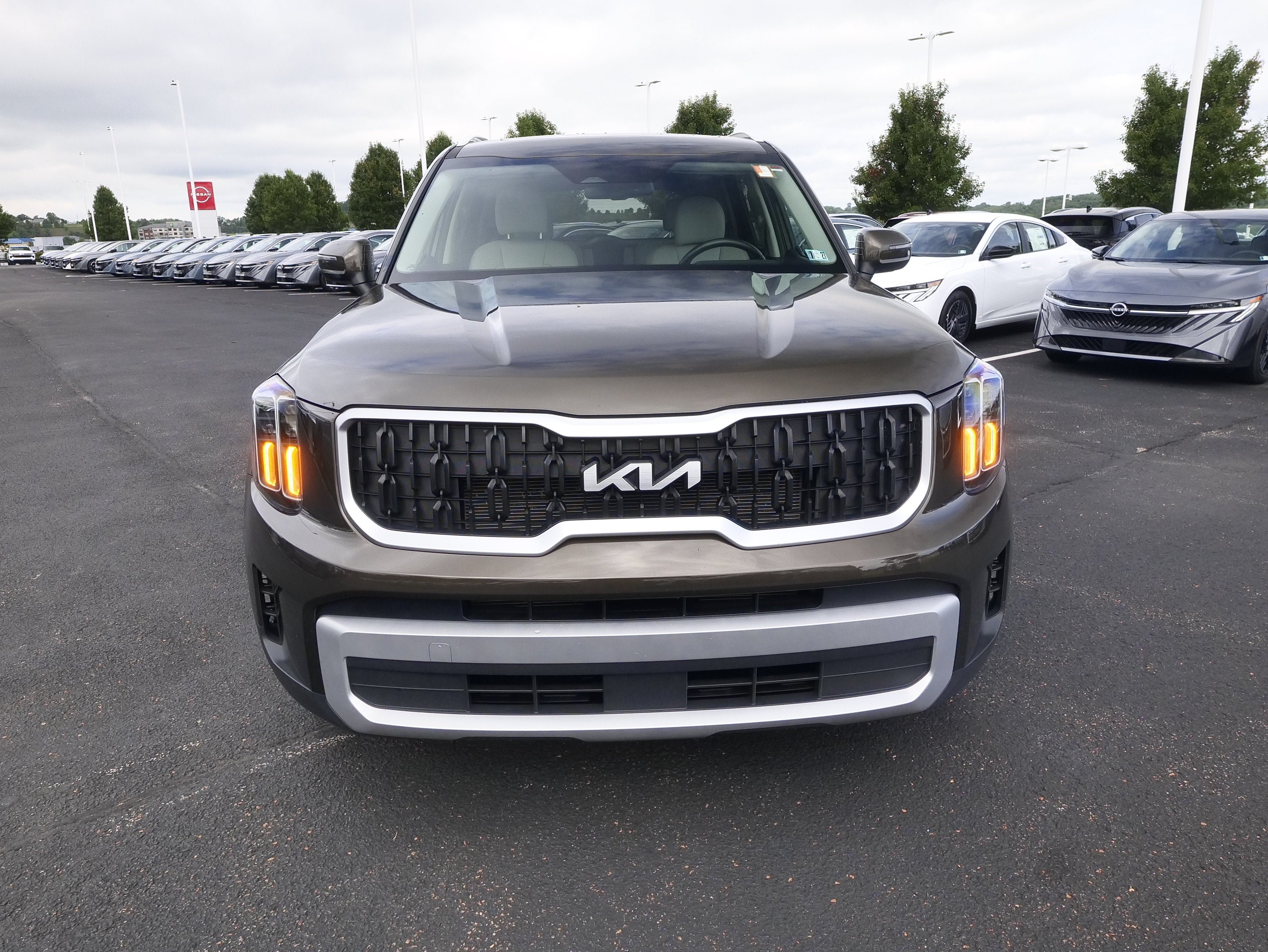 Used 2024 Kia Telluride EX w/ EX Captain's Chair Package AWD/4WD image 3