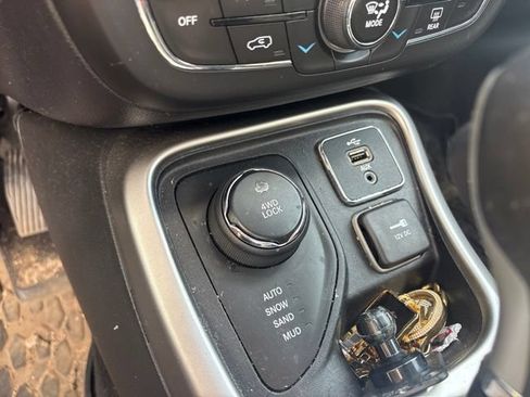 Used 2018 Jeep Compass Latitude w/ Popular Equipment Group AWD/4WD image 14