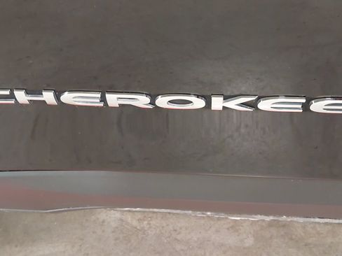 Used 2022 Jeep Cherokee Limited image 32