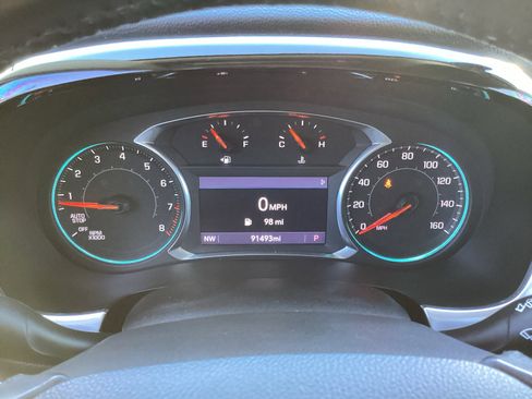 Used 2021 Chevrolet Traverse LT image 24