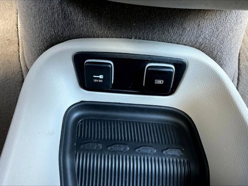 Used 2017 Chrysler Pacifica Touring-L image 16