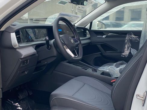 New 2026 Volkswagen Tiguan SE image 2