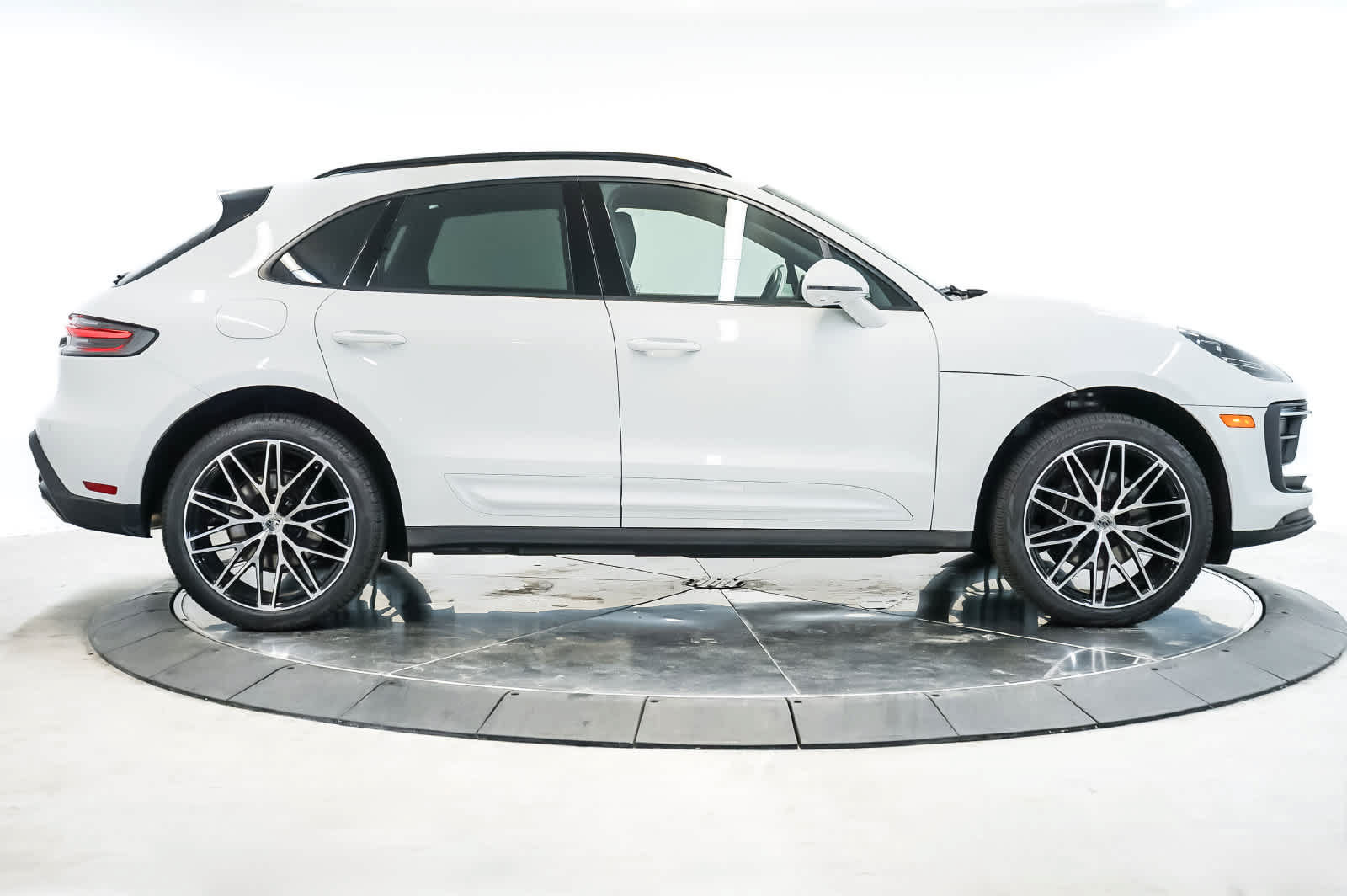 Certified 2026 Porsche Macan AWD/4WD image 8