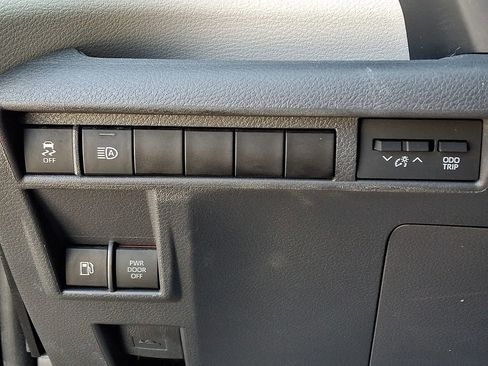 Used 2021 Toyota Sienna XLE image 27