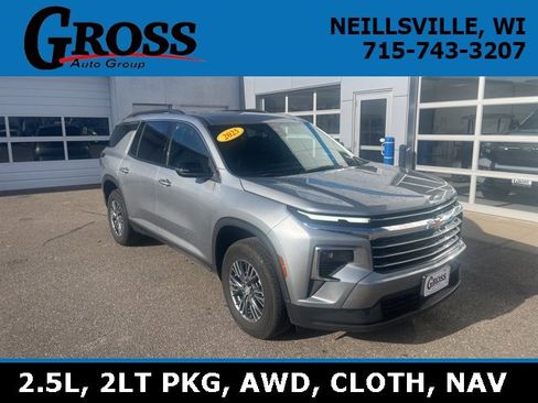 Used 2025 Chevrolet Traverse LT image 1