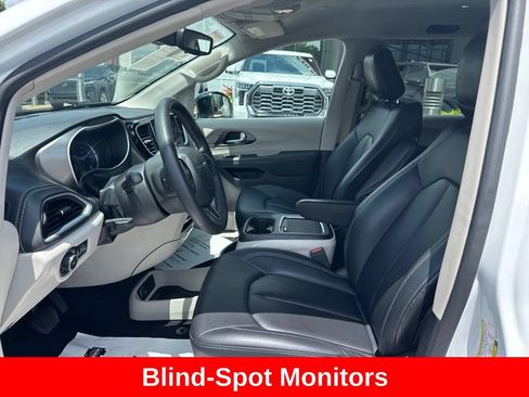 Used 2024 Chrysler Pacifica Limited FWD image 11