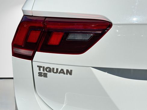Used 2021 Volkswagen Tiguan SE w/ Panoramic Sunroof Package image 10