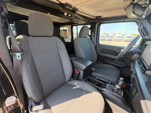 Used 2025 Jeep Wrangler Unlimited Sahara AWD/4WD image 30