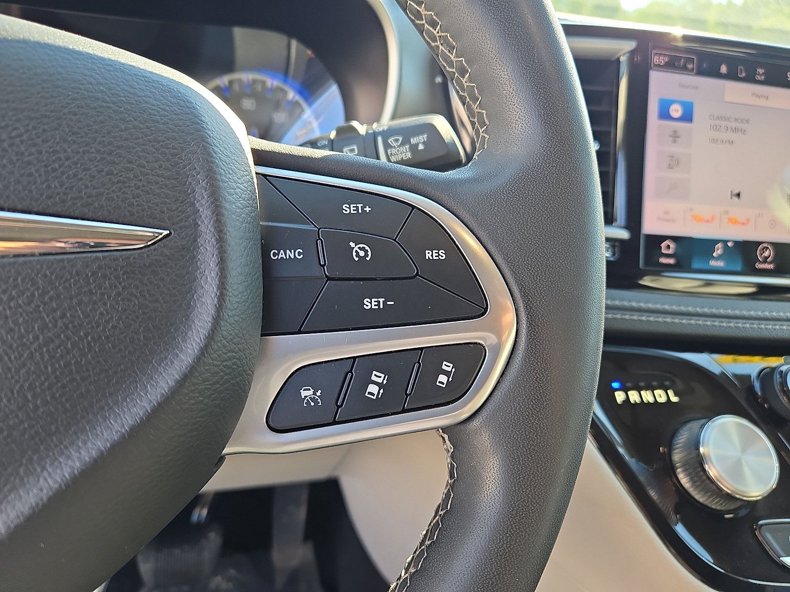 Used 2023 Chrysler Pacifica Touring-L AWD/4WD image 22
