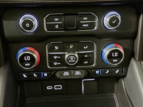 Used 2022 GMC Yukon AT4 AWD/4WD image 16