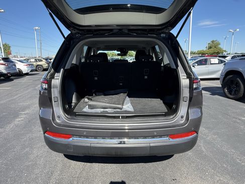Used 2023 Jeep Grand Cherokee Laredo AWD/4WD image 7