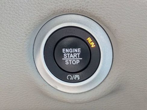 Used 2022 Chrysler Pacifica Limited w/ Uconnect Theater Family Group FWD image 36