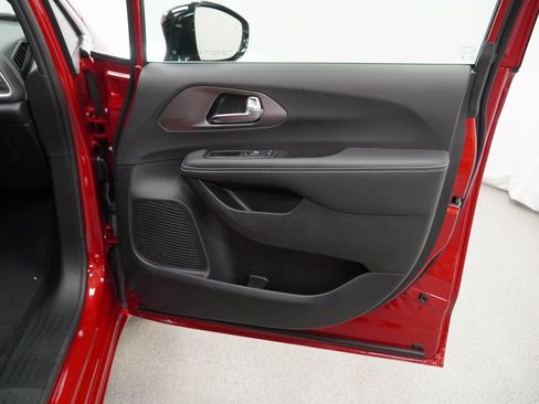 New 2026 Chrysler Pacifica Select image 30