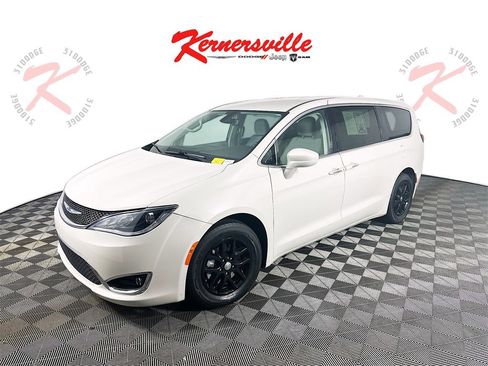 Used 2020 Chrysler Pacifica Touring image 3
