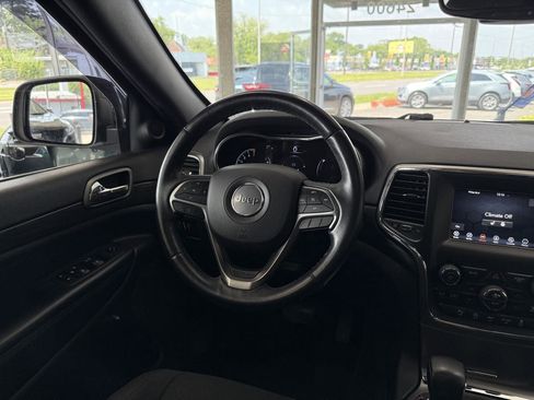 Used 2019 Jeep Grand Cherokee Laredo image 42