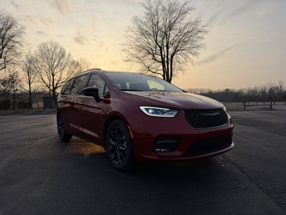 New 2026 Chrysler Pacifica Select