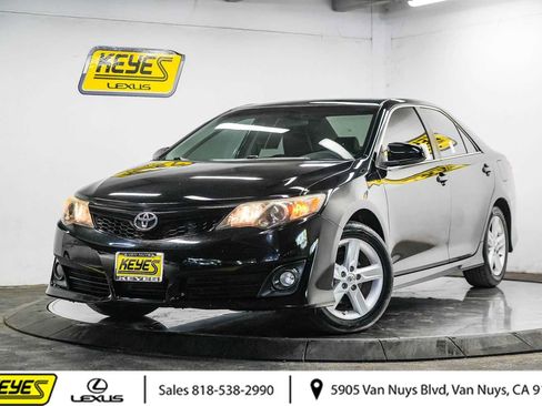 Used 2013 Toyota Camry SE FWD image 1