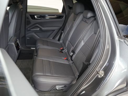 Used 2020 Porsche Cayenne S AWD/4WD image 21