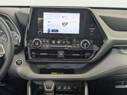 Certified 2025 Toyota Highlander XLE FWD image 44