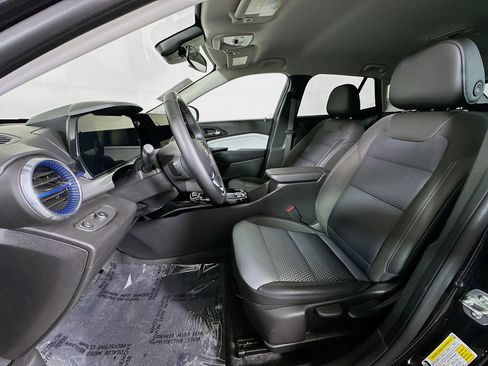 Used 2025 Chevrolet Trax LT w/ LT Convenience Package image 12