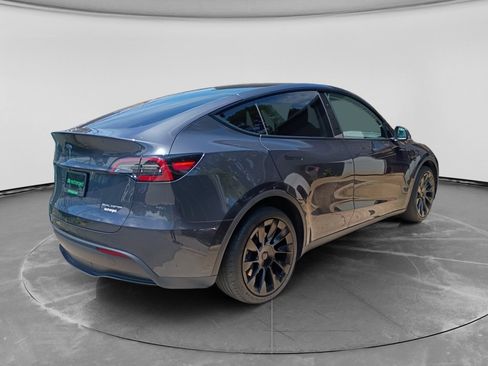 Used 2024 Tesla Model Y Long Range AWD/4WD image 4
