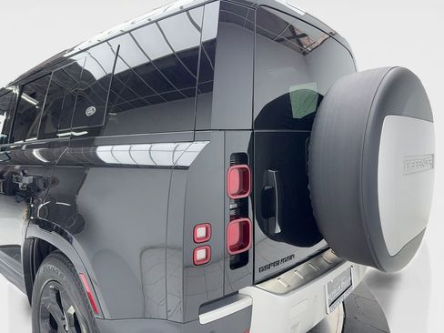 Used 2022 Land Rover Defender 110 S image 9