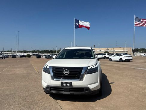 Used 2025 Nissan Pathfinder SV w/ SV Premium Package AWD/4WD image 6