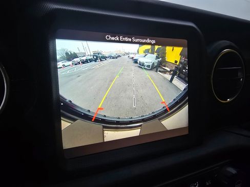 Used 2018 Jeep Wrangler Unlimited Sahara AWD/4WD image 10
