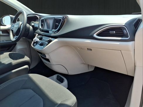 Used 2023 Chrysler Voyager LX FWD image 14