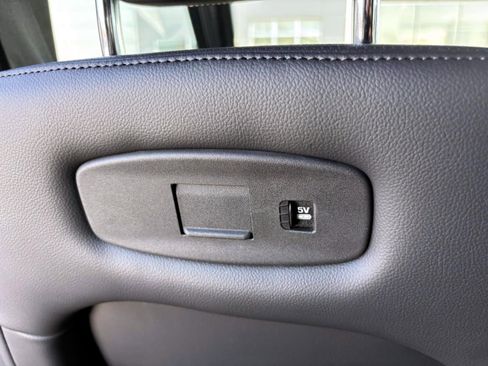 Used 2025 Land Rover Discovery S image 26