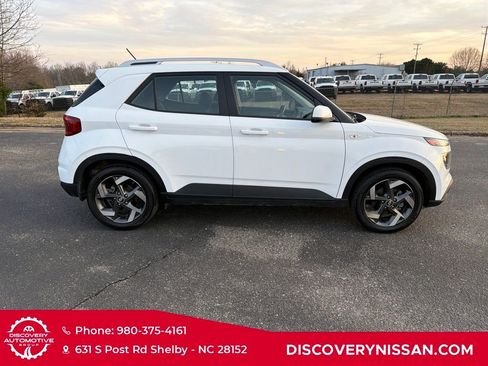 Used 2023 Hyundai Venue SEL image 6