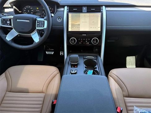 New 2025 Land Rover Discovery Dynamic SE image 13
