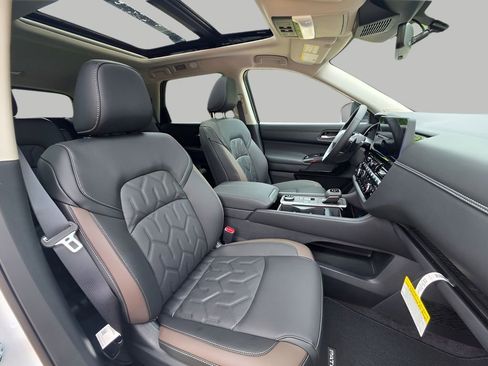 New 2026 Nissan Pathfinder Platinum AWD/4WD image 15