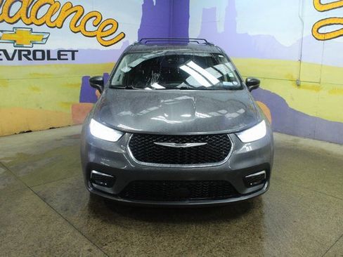 Used 2021 Chrysler Pacifica Touring-L image 4