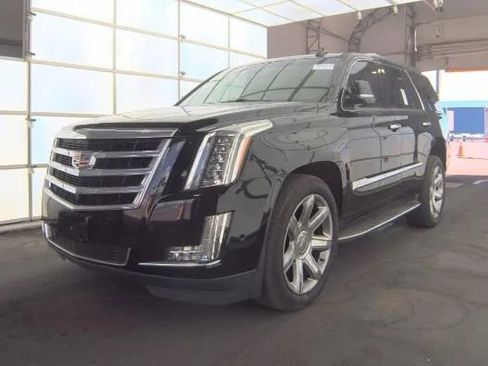 Used 2017 Cadillac Escalade Luxury image 1