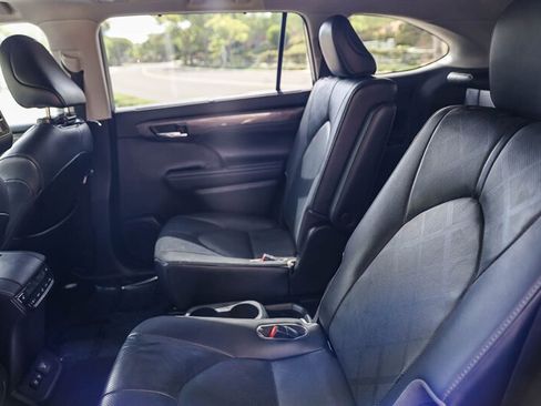 Used 2021 Toyota Highlander Platinum AWD/4WD image 13