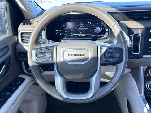 Used 2022 GMC Yukon XL Denali w/ Denali Premium Package image 11