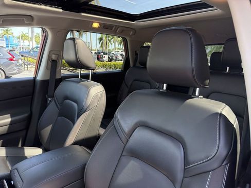 Used 2024 Nissan Pathfinder SL w/ SL Premium Package FWD image 20