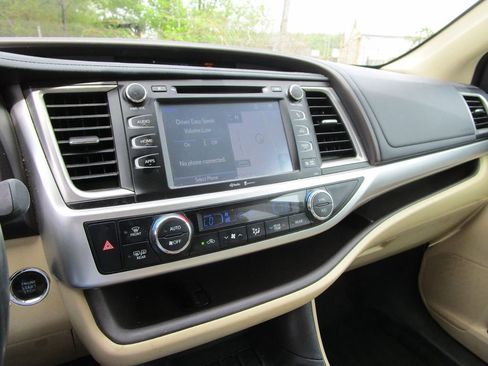 Used 2015 Toyota Highlander XLE FWD image 28