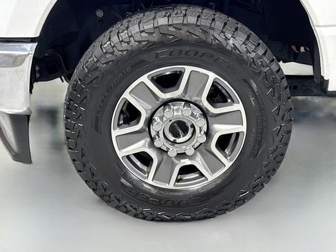 Used 2025 Ford F350 Lariat image 12