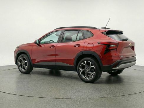 Used 2025 Chevrolet Trax LT w/ LT Convenience Package FWD image 6