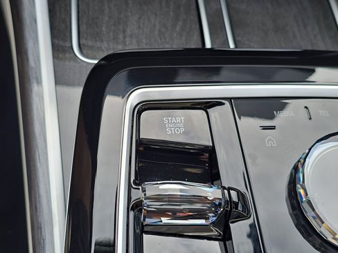 New 2026 BMW 750e xDrive image 29